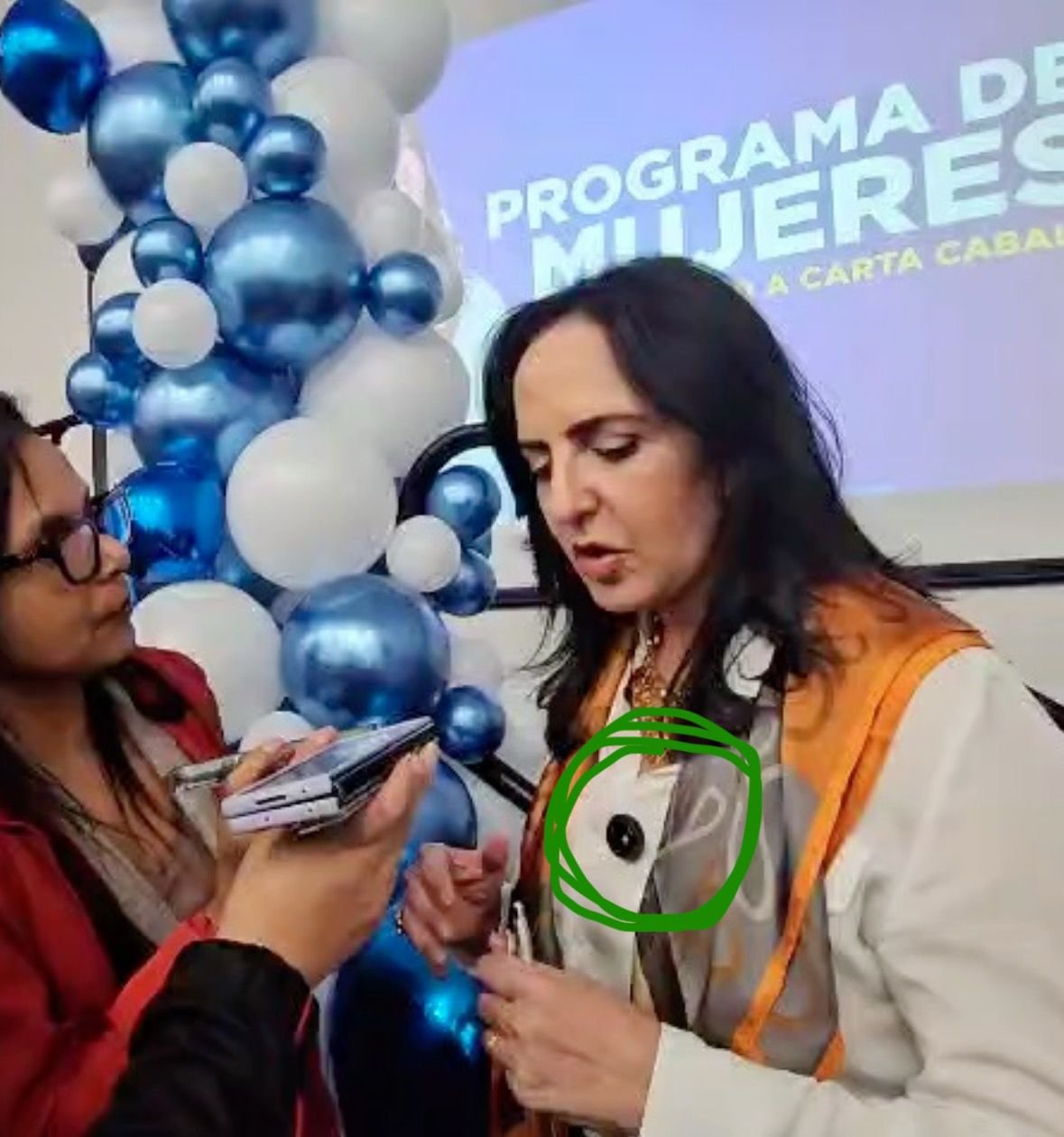 María Fernanda Cabal si usa micrófono permanentemente, usuarios en redes sociales lo confirman