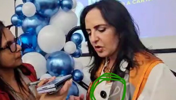 María Fernanda Cabal si usa micrófono permanentemente, usuarios en redes sociales lo confirman